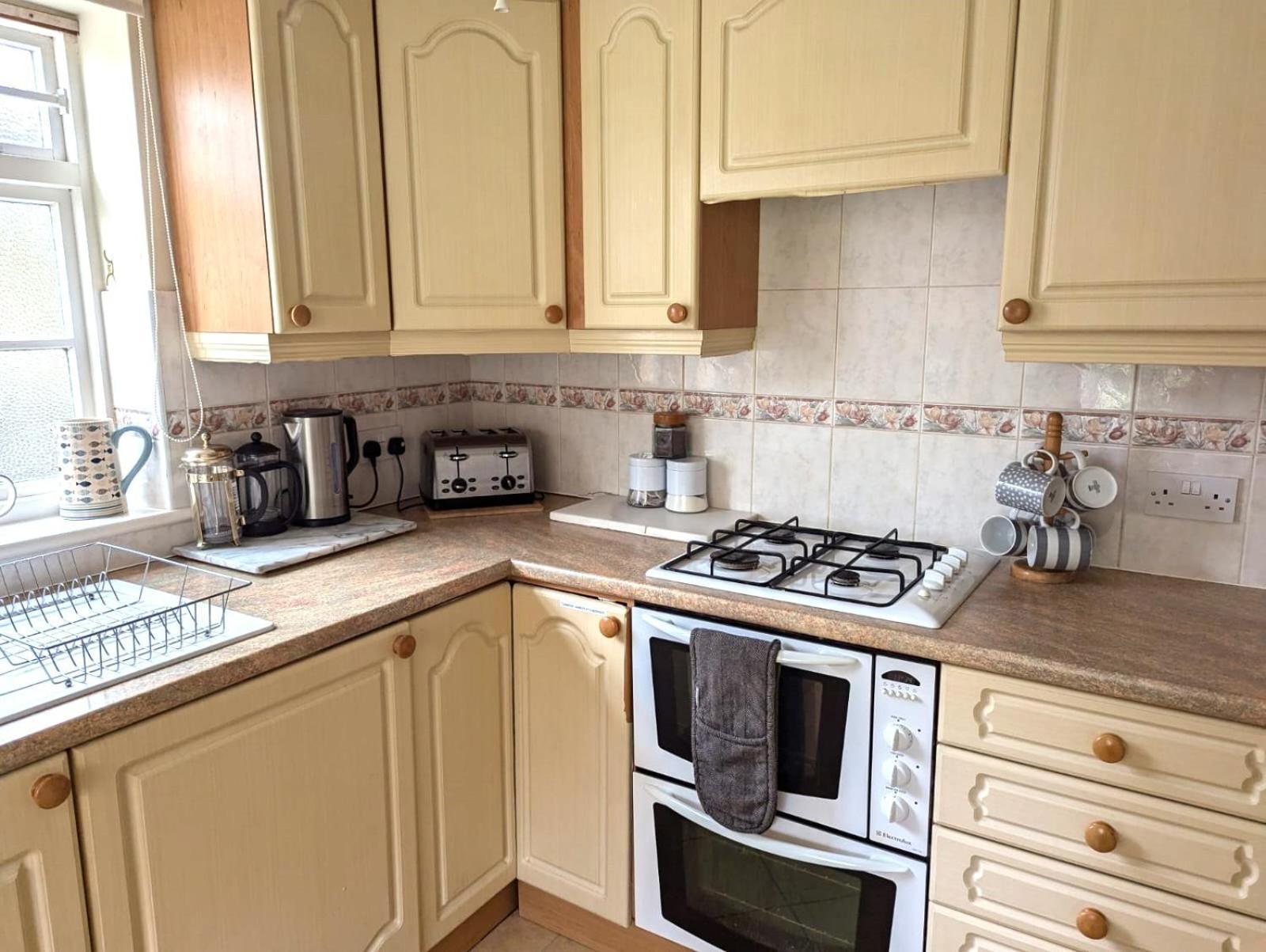 Georgian 2 Bedroom Apartment In Chichester With Free Parking - Chichester Holiday Properties Exterior foto